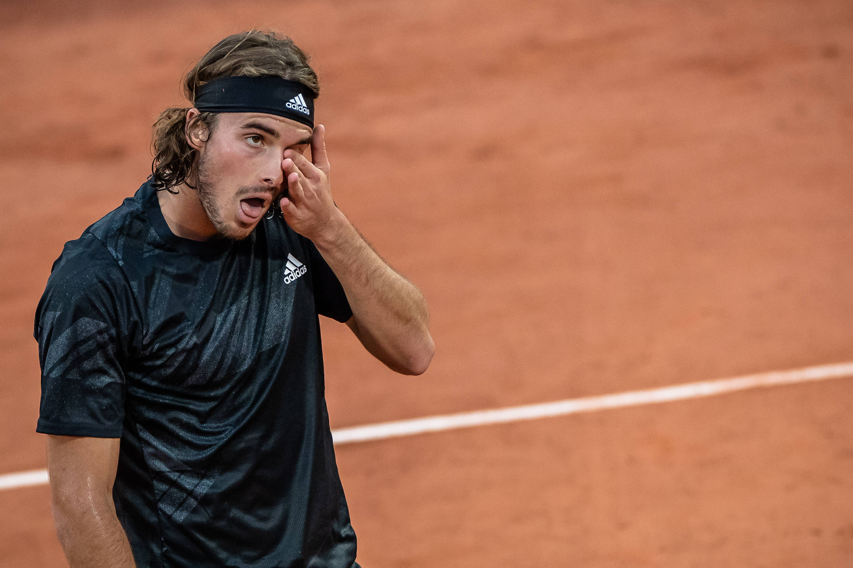 包含美国网球队轻取法国网球队，西西帕斯完成帽子戏法的词条