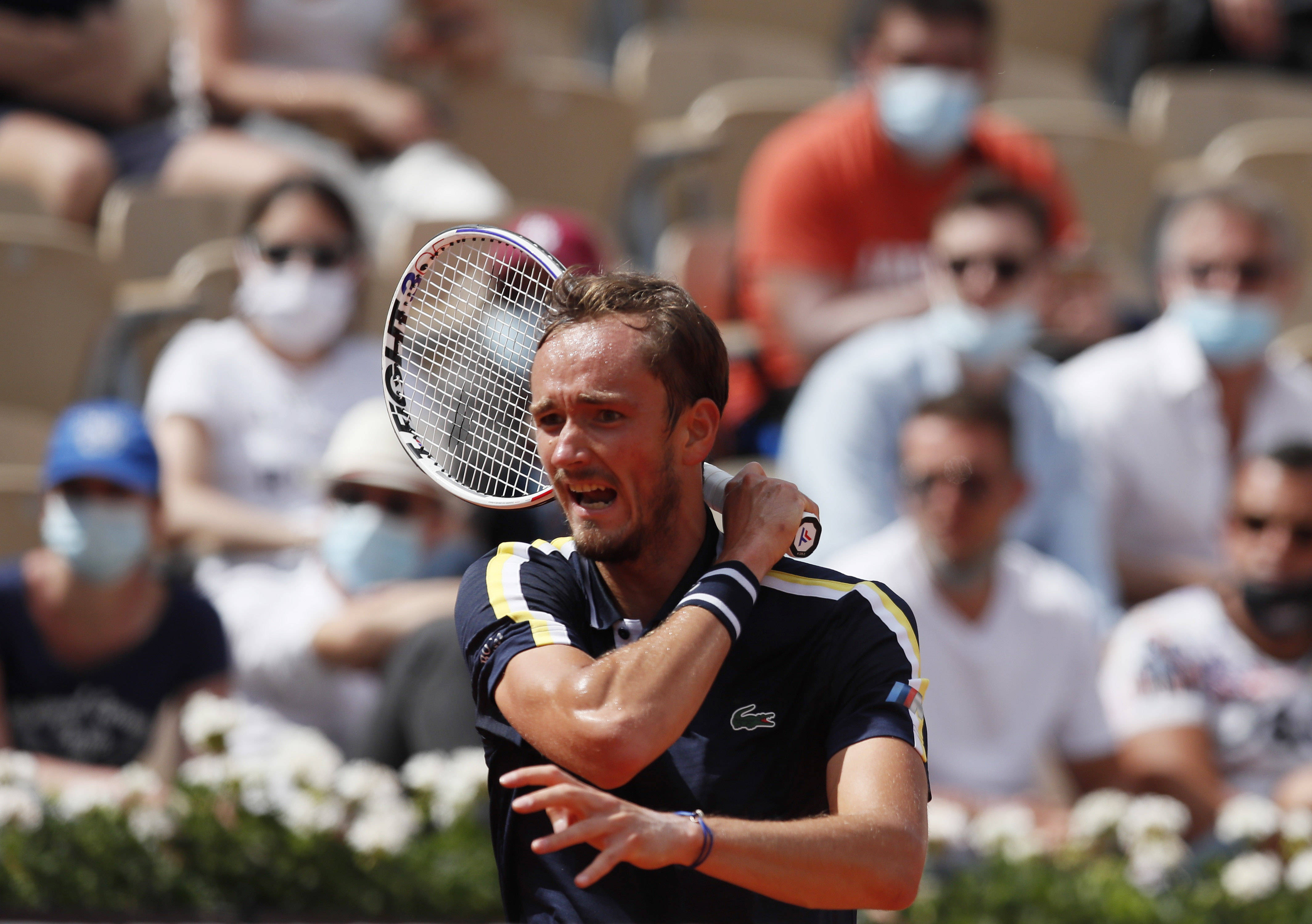 意大利网球队轻取英国网球队，梅德韦杰夫高光表现