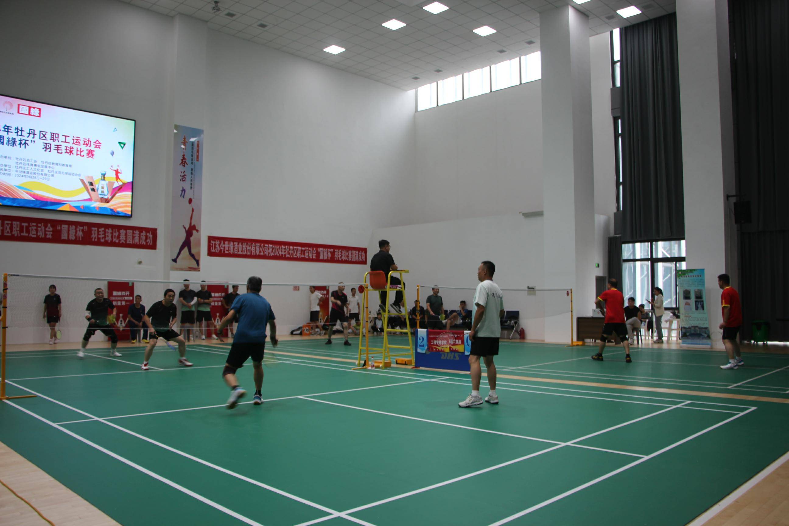 场面火爆！羽毛球观众席沸腾不已