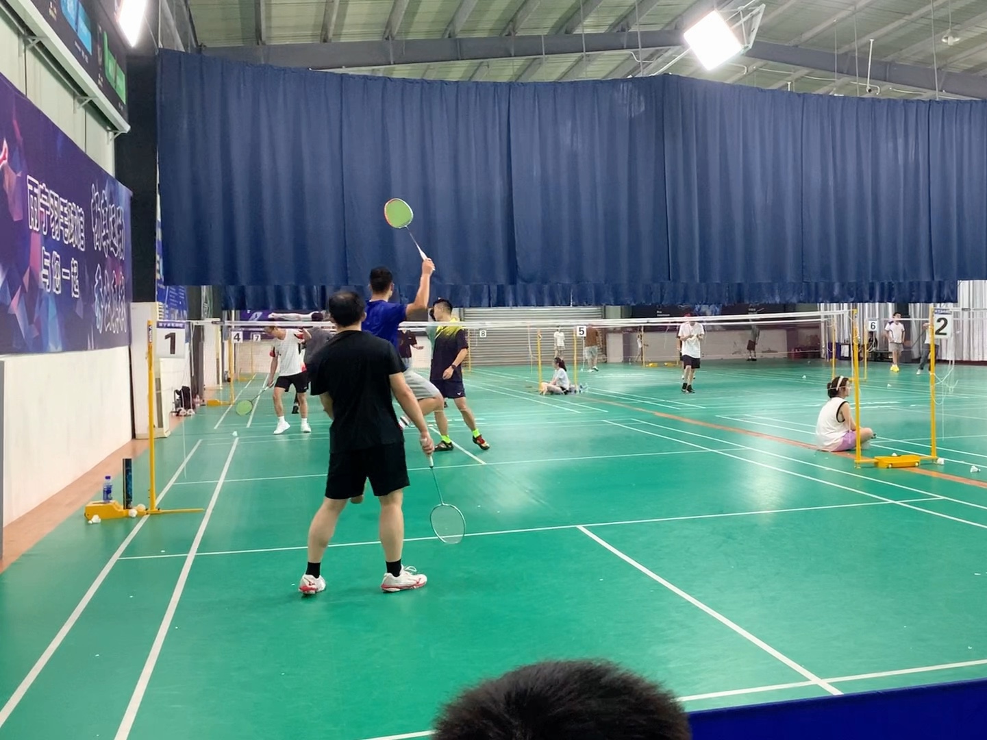 场面火爆！羽毛球观众席沸腾不已